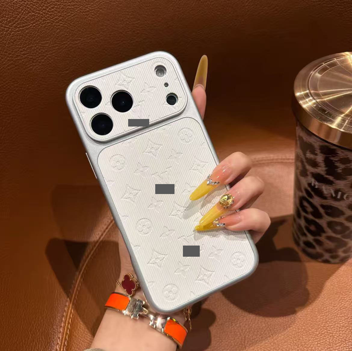 スマホケース  高級感プレス加工 スマホケース  ダブルV  耐衝撃・防振性能に優れ、高級感あふれるスマホケースで、iPhone14~17 に対応