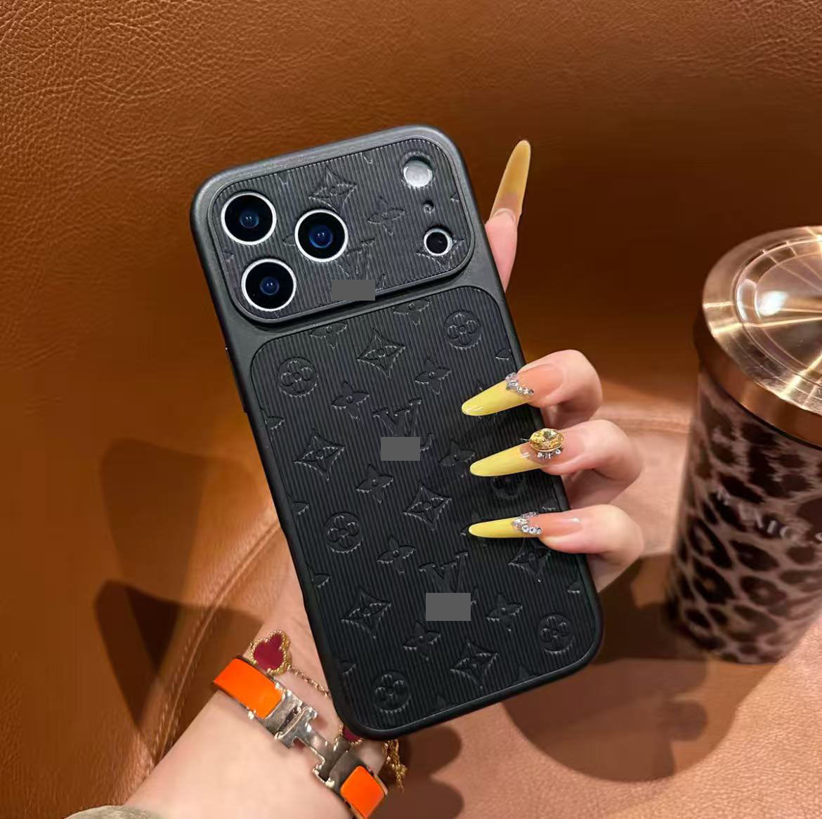 スマホケース  高級感プレス加工 スマホケース  ダブルV  耐衝撃・防振性能に優れ、高級感あふれるスマホケースで、iPhone14~17 に対応