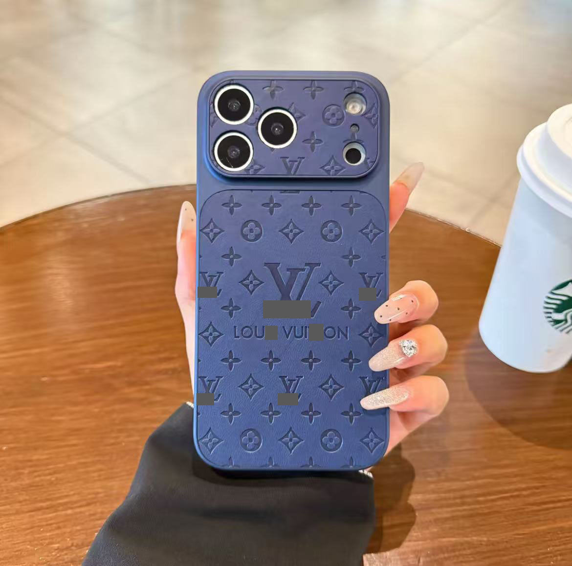 スマホケース  高級感プレス加工 スマホケース  ダブルV  耐衝撃・防振性能に優れ、高級感あふれるスマホケースで、iPhone13~17 に対応