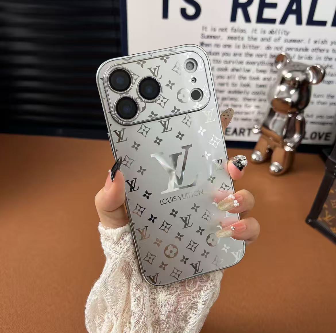 スマホケース  高級感メッキスマホケース   ダブルV    耐衝撃・防振性能に優れ、高級感あふれるスマホケースで、iPhone13~17 に対応