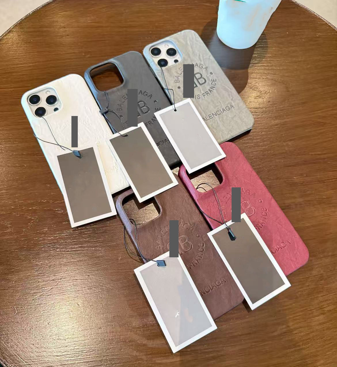 スマホケース  高級感シワ柄 スマホケース  ダブルB  耐衝撃・防振性能に優れ、高級感あふれるスマホケースで、iPhone12~17 に対応