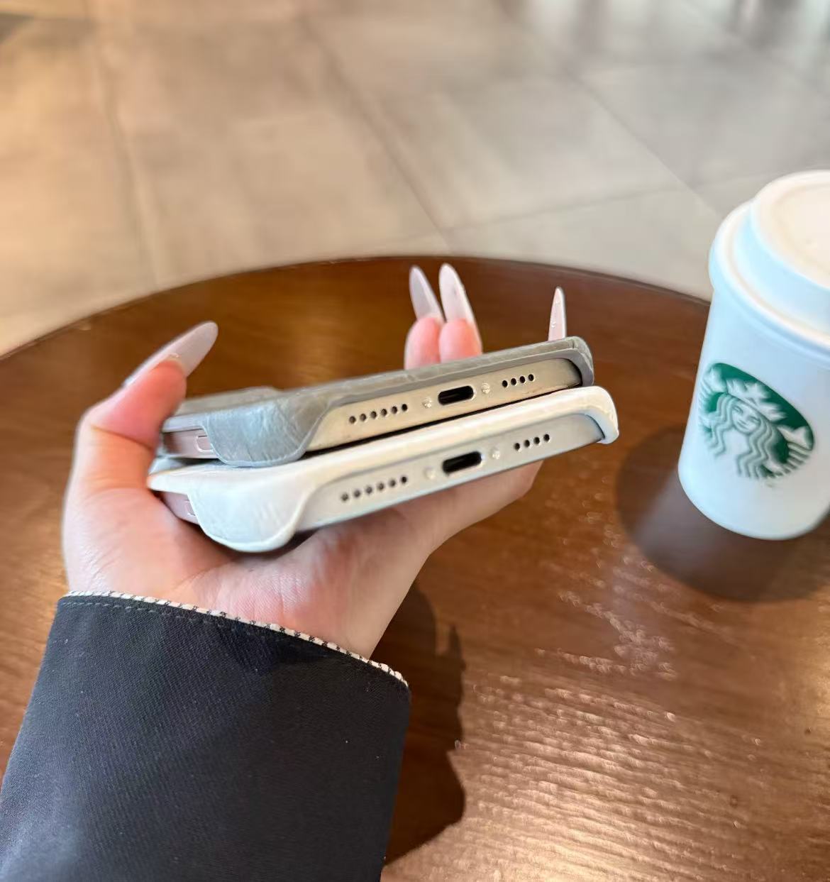 スマホケース  高級感シワ柄 スマホケース  ダブルB  耐衝撃・防振性能に優れ、高級感あふれるスマホケースで、iPhone12~17 に対応