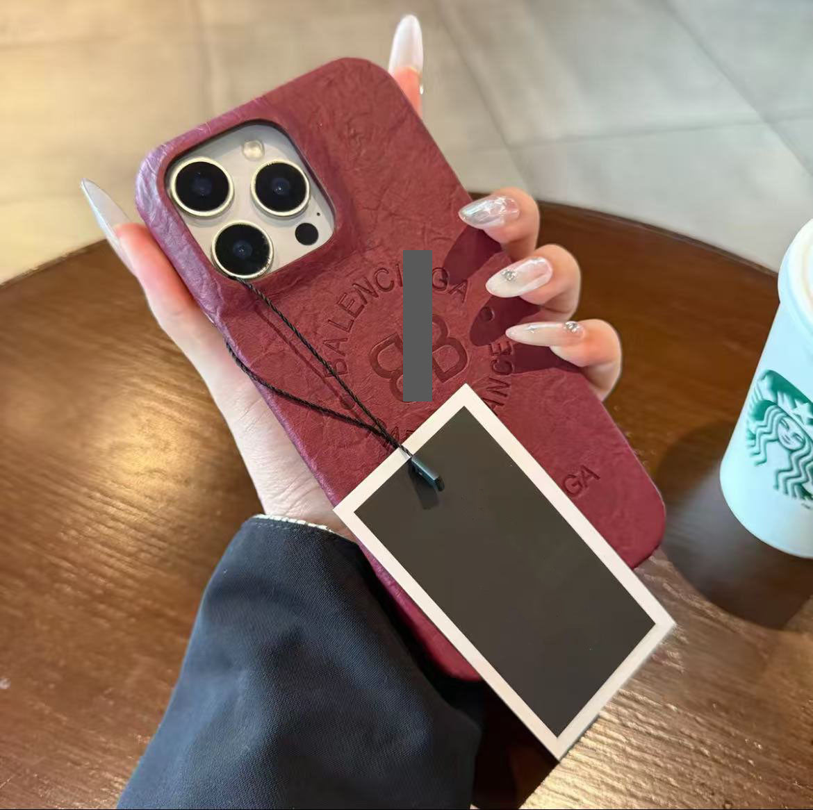 スマホケース  高級感シワ柄 スマホケース  ダブルB  耐衝撃・防振性能に優れ、高級感あふれるスマホケースで、iPhone12~17 に対応