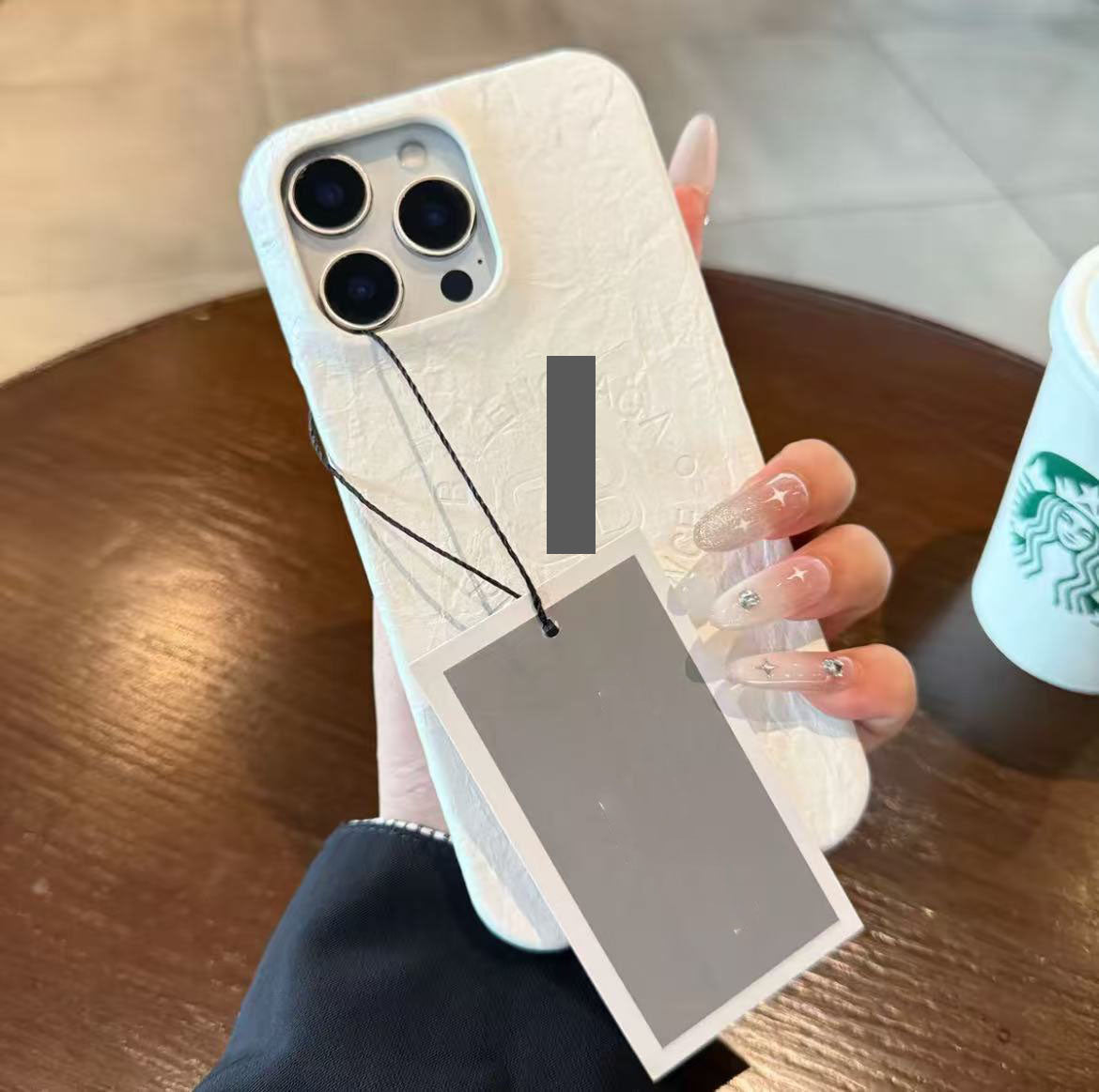 スマホケース  高級感シワ柄 スマホケース  ダブルB  耐衝撃・防振性能に優れ、高級感あふれるスマホケースで、iPhone12~17 に対応