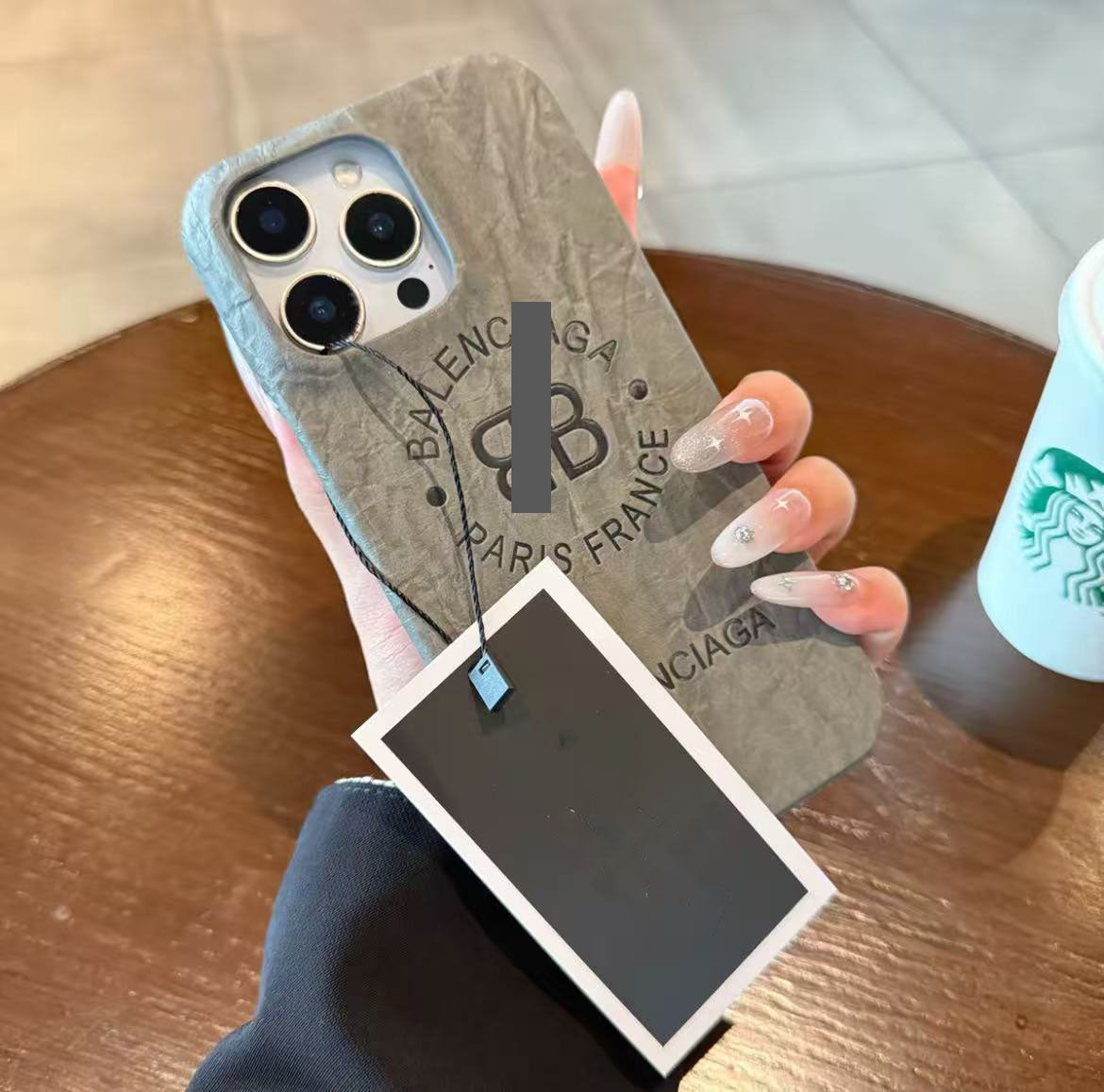 スマホケース  高級感シワ柄 スマホケース  ダブルB  耐衝撃・防振性能に優れ、高級感あふれるスマホケースで、iPhone12~17 に対応