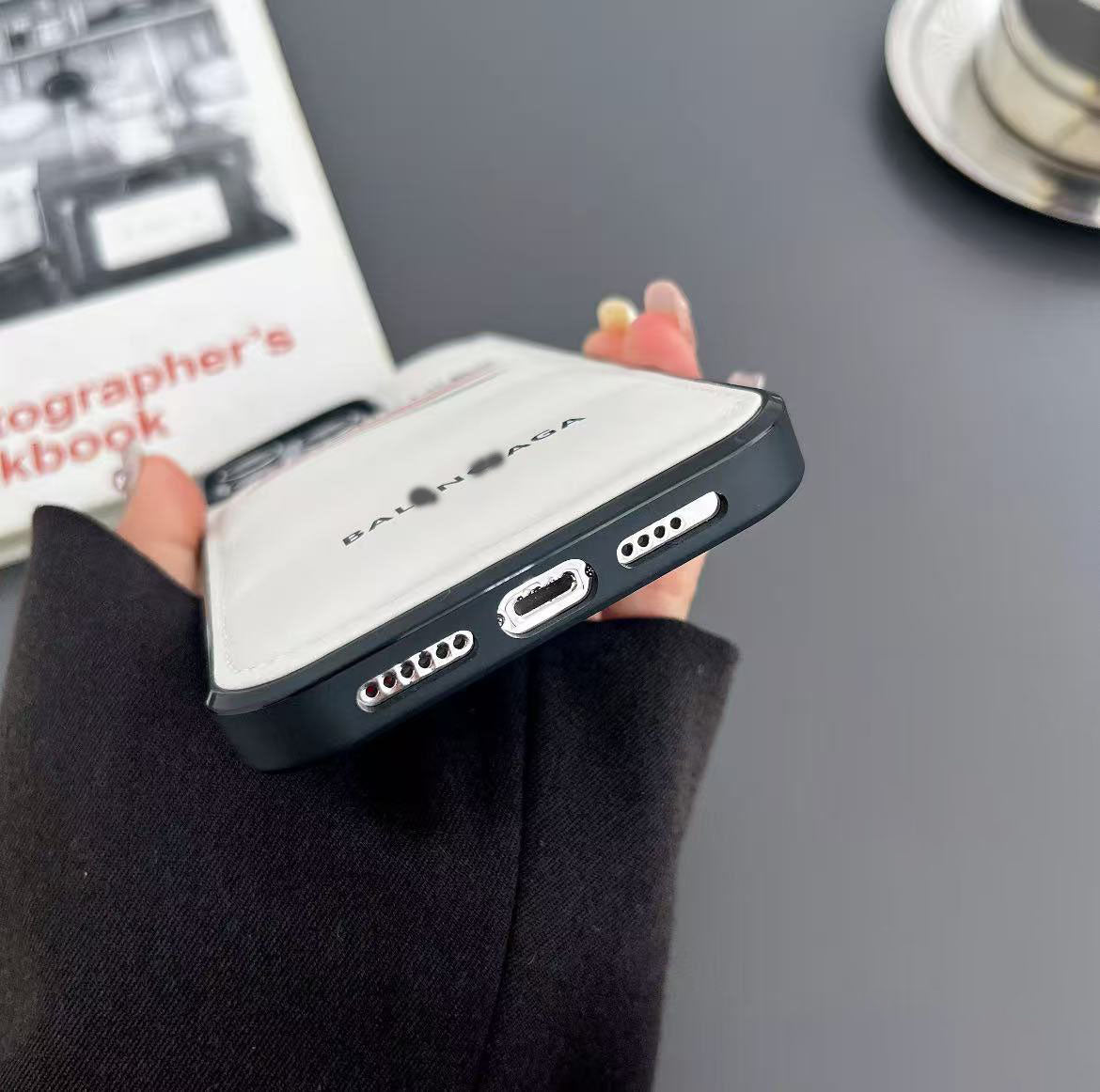 スマホケース  高級感ダウンジャケット風 スマホケース  ダブルB  耐衝撃・防振性能に優れ、高級感あふれるスマホケースで、iPhone12~17 に対応