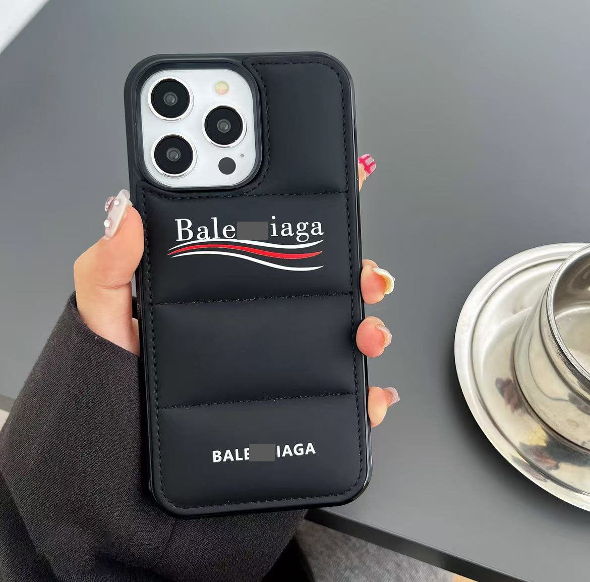 スマホケース  高級感ダウンジャケット風 スマホケース  ダブルB  耐衝撃・防振性能に優れ、高級感あふれるスマホケースで、iPhone12~17 に対応