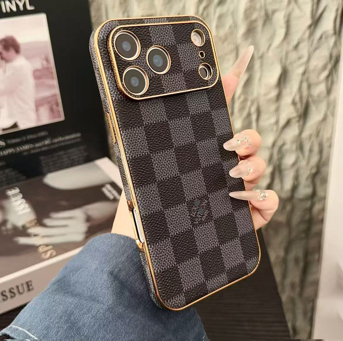 スマホケース  高級感メッキ加工 スマホケース   ダブルV  耐衝撃・防振性能に優れ、高級感あふれるスマホケースで、iPhone12~17 に対応