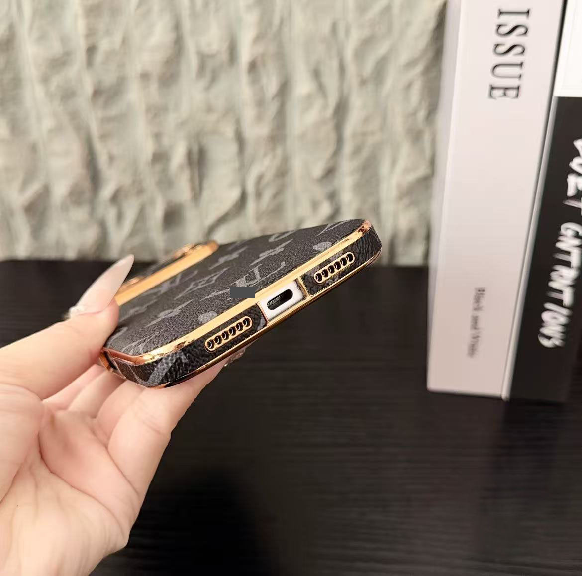 スマホケース  高級感メッキ加工 スマホケース   ダブルV  耐衝撃・防振性能に優れ、高級感あふれるスマホケースで、iPhone12~17 に対応