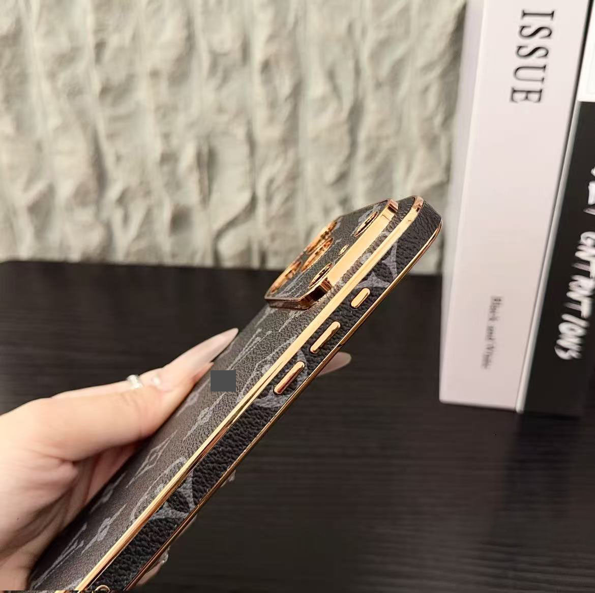 スマホケース  高級感メッキ加工 スマホケース   ダブルV  耐衝撃・防振性能に優れ、高級感あふれるスマホケースで、iPhone12~17 に対応