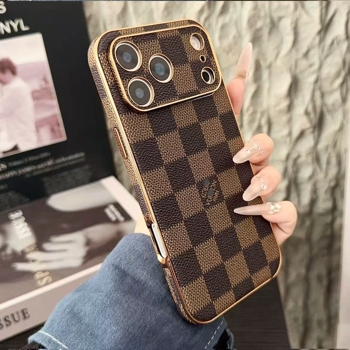 スマホケース  高級感メッキ加工 スマホケース   ダブルV  耐衝撃・防振性能に優れ、高級感あふれるスマホケースで、iPhone12~17 に対応