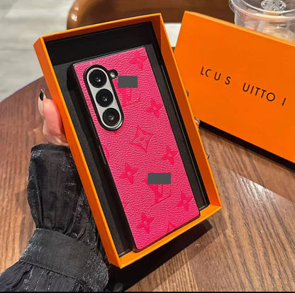 スマホケース  高級感  ダブルV  耐衝撃・防振性能に優れ、Galaxy Fold専用　高級感あふれるスマホケースで、Galaxy Foldに対応