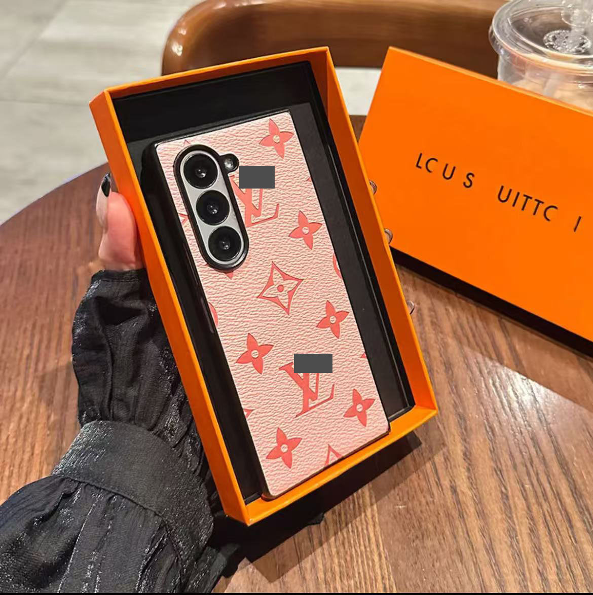 スマホケース  高級感  ダブルV  耐衝撃・防振性能に優れ、Galaxy Fold専用　高級感あふれるスマホケースで、Galaxy Foldに対応