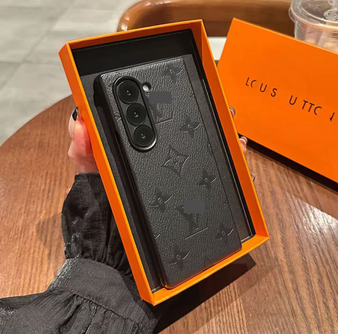 スマホケース  高級感  ダブルV  耐衝撃・防振性能に優れ、Galaxy Fold専用　高級感あふれるスマホケースで、Galaxy Foldに対応