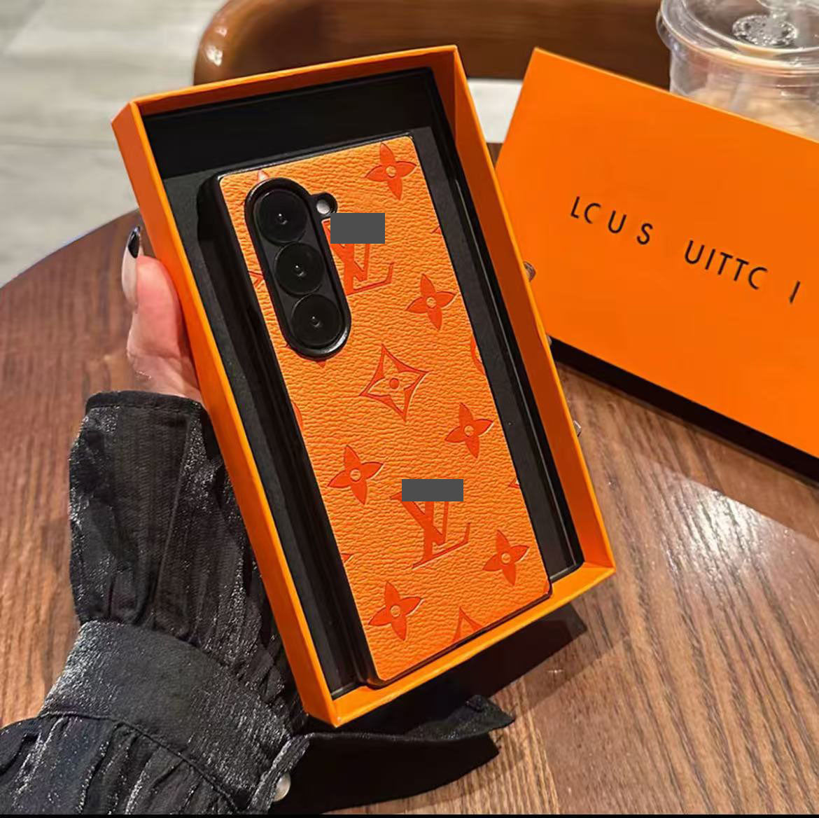 スマホケース  高級感  ダブルV  耐衝撃・防振性能に優れ、Galaxy Fold専用　高級感あふれるスマホケースで、Galaxy Foldに対応