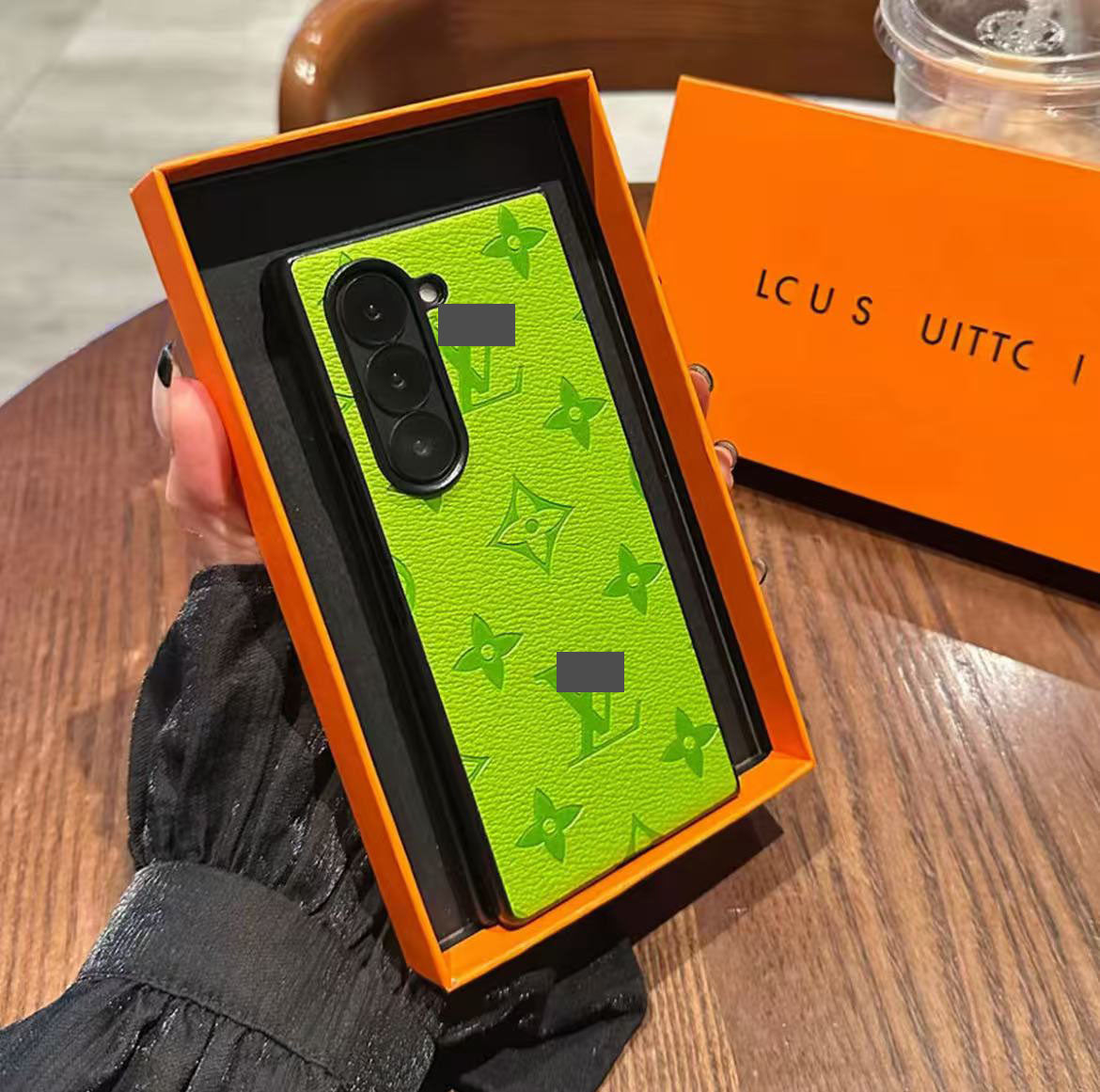 スマホケース  高級感  ダブルV  耐衝撃・防振性能に優れ、Galaxy Fold専用　高級感あふれるスマホケースで、Galaxy Foldに対応