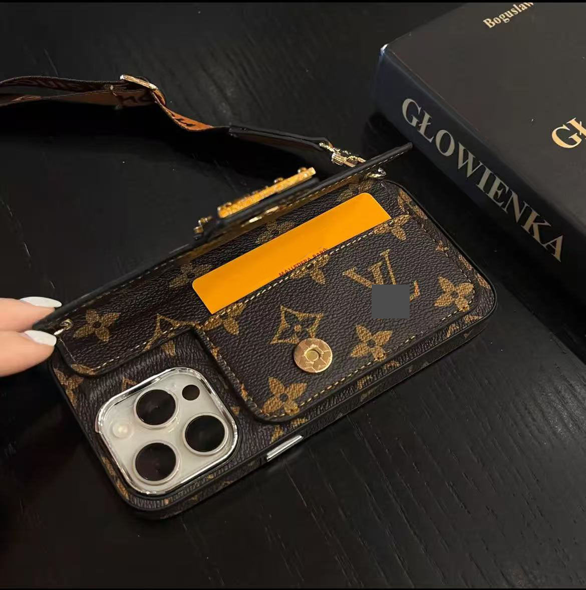 スマホケース 高級感 カードケース付きでストラップ付き ダブルＶ 耐衝撃・防振性能に優れ、高級感あふれるスマホケースで、iPhone に対応
