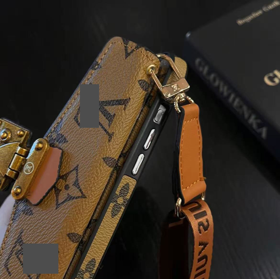 スマホケース 高級感 カードケース付きでストラップ付き ダブルＶ 耐衝撃・防振性能に優れ、高級感あふれるスマホケースで、iPhone に対応