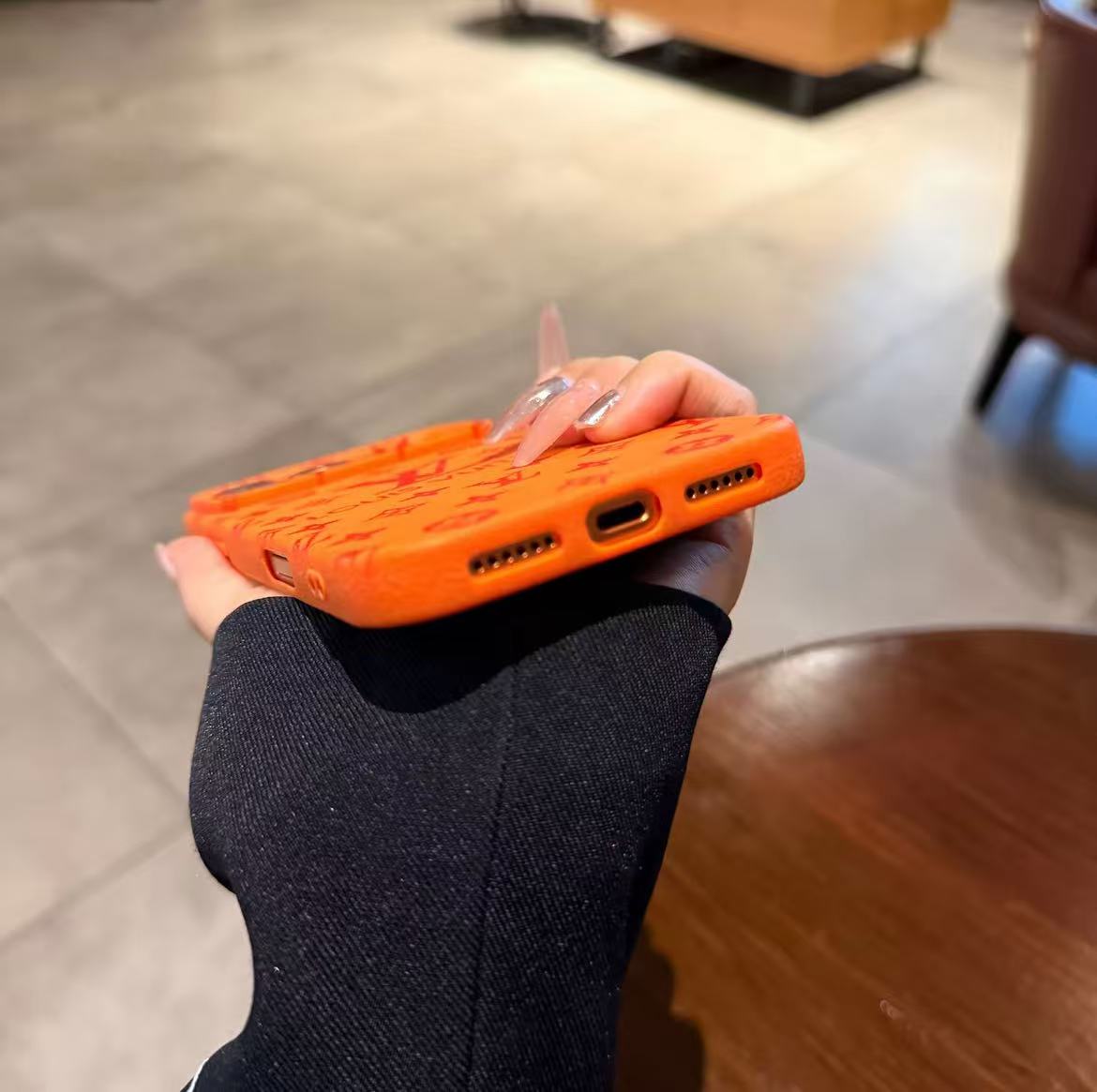 スマホケース  高級感大きな窓付きスマホケース   ダブルV  耐衝撃・防振性能に優れ、高級感あふれるスマホケースで、iPhone11~17 に対応