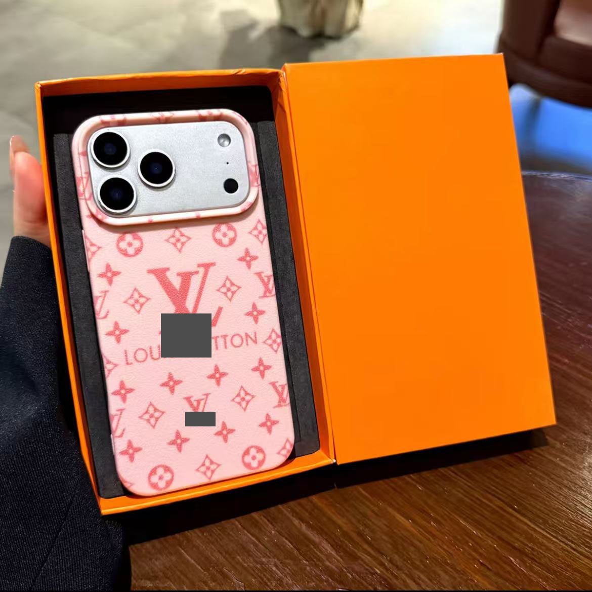 スマホケース  高級感大きな窓付きスマホケース   ダブルV  耐衝撃・防振性能に優れ、高級感あふれるスマホケースで、iPhone11~17 に対応