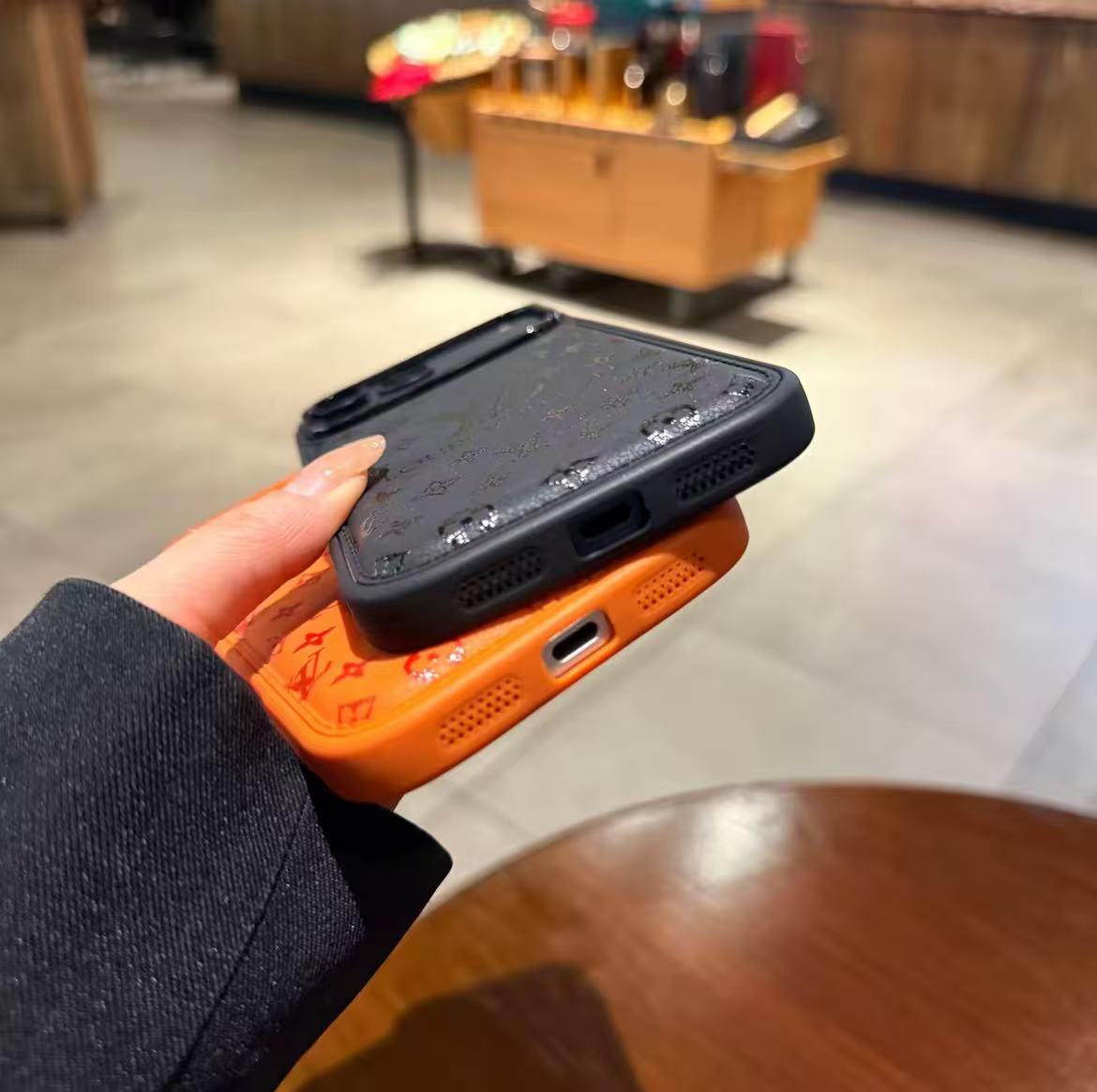 スマホケース  高級感大きな窓付きスマホケース   ダブルV  耐衝撃・防振性能に優れ、高級感あふれるスマホケースで、iPhone12~17 に対応