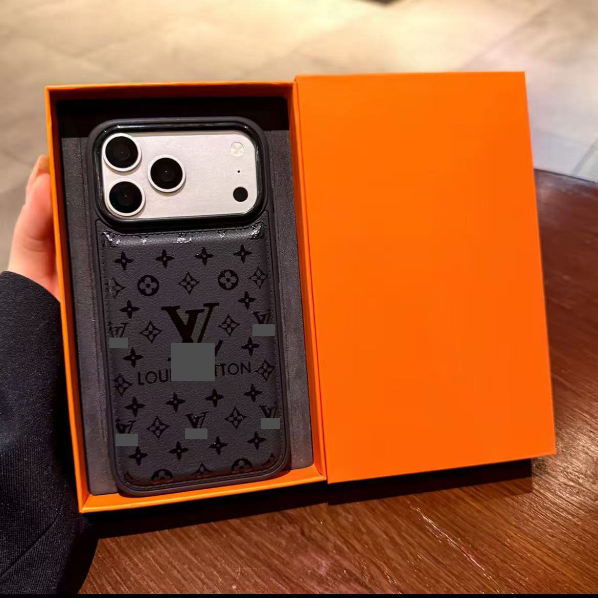 スマホケース  高級感大きな窓付きスマホケース   ダブルV  耐衝撃・防振性能に優れ、高級感あふれるスマホケースで、iPhone12~17 に対応