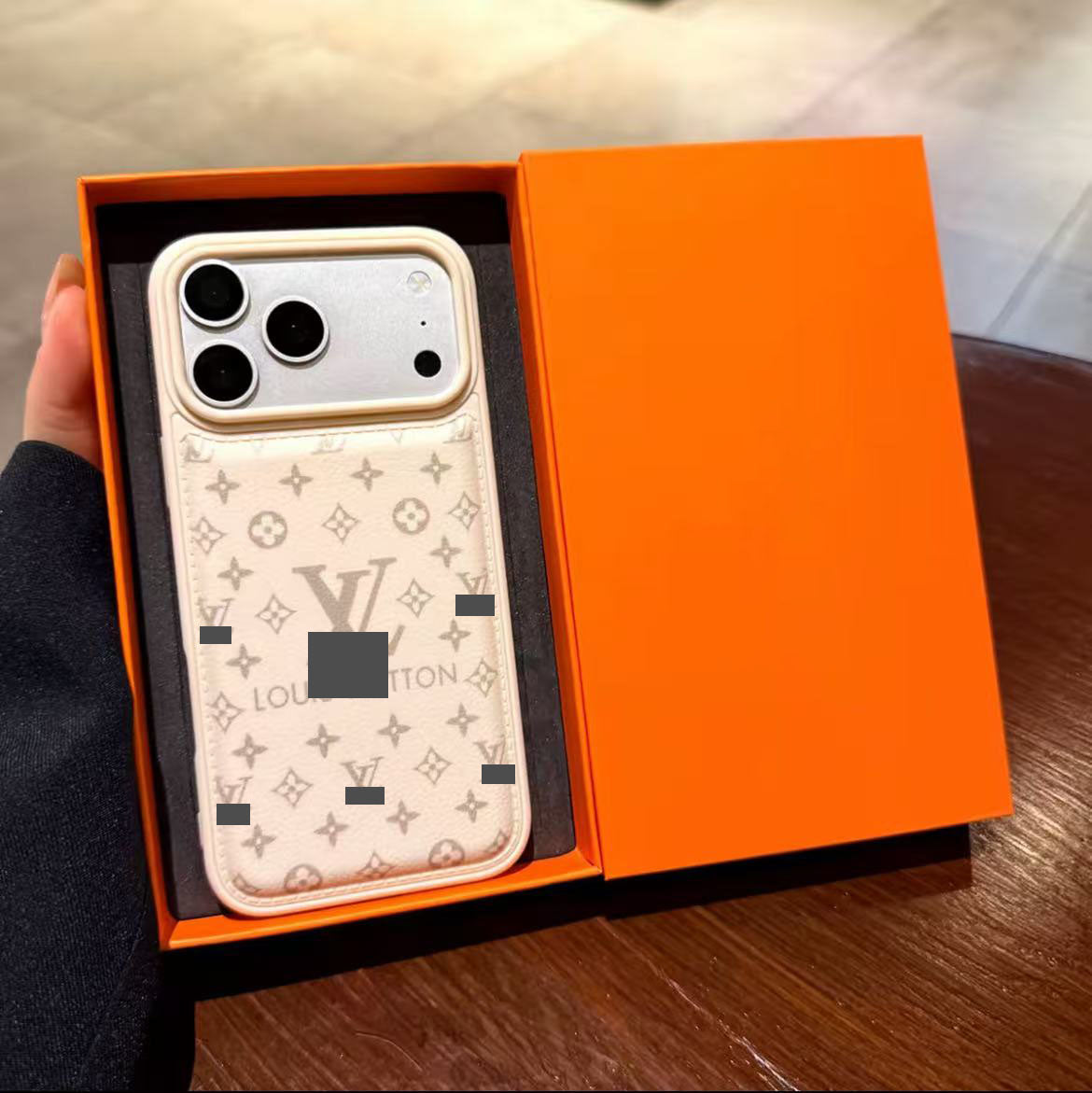 スマホケース  高級感大きな窓付きスマホケース   ダブルV  耐衝撃・防振性能に優れ、高級感あふれるスマホケースで、iPhone12~17 に対応