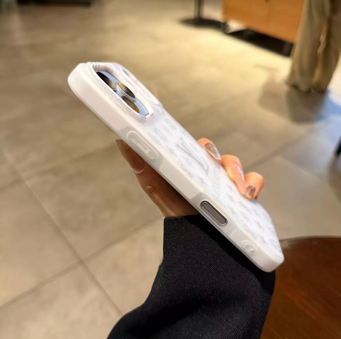 スマホケース  高級感ドーパミンジェリーケース   ダブルV  耐衝撃・防振性能に優れ、高級感あふれるスマホケースで、iPhone12~17 に対応