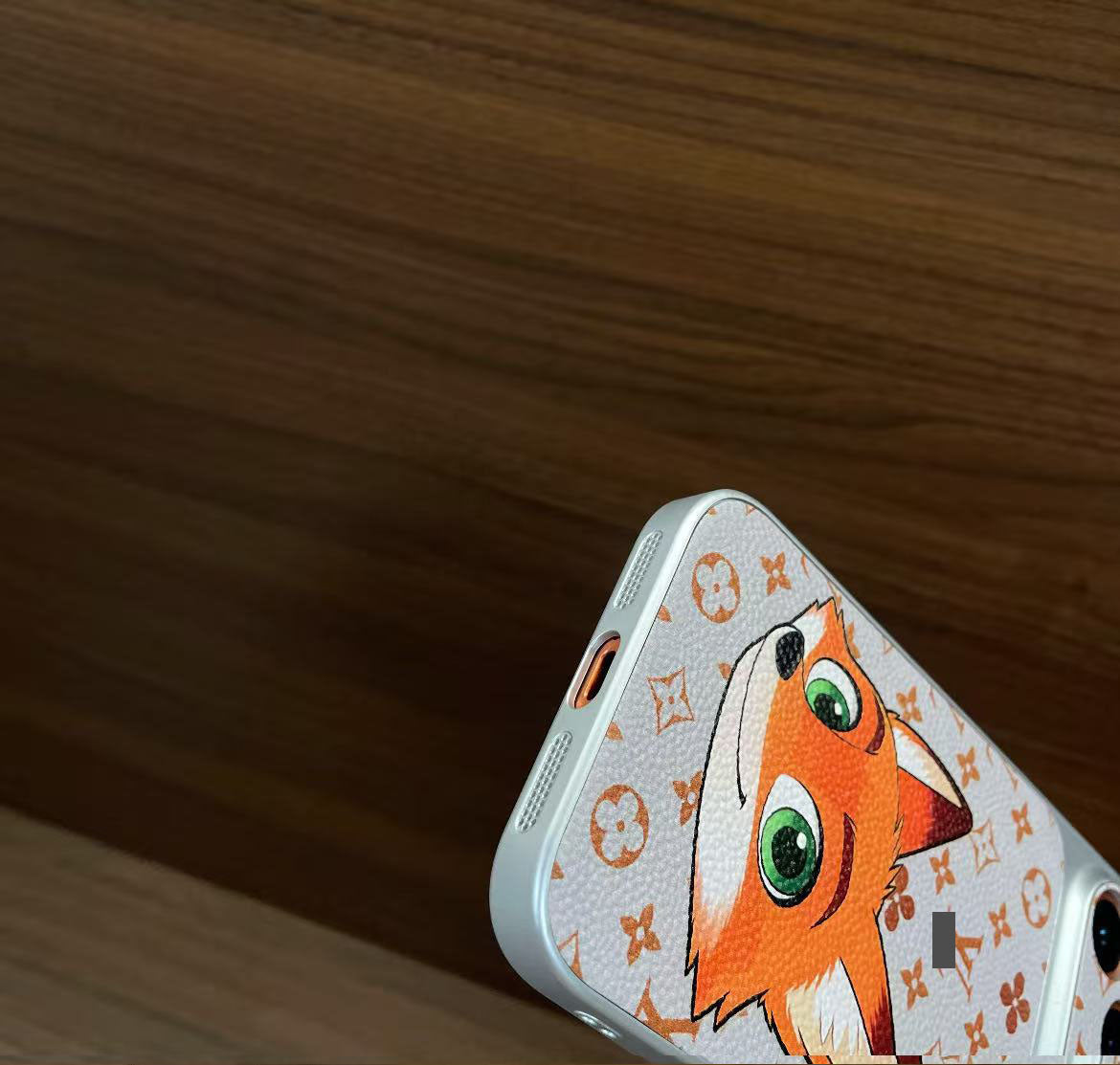 スマホケース  高級感ニックキャラクタースマホケース   ダブルV  耐衝撃・防振性能に優れ、高級感あふれるスマホケースで、iPhone12~17 に対応