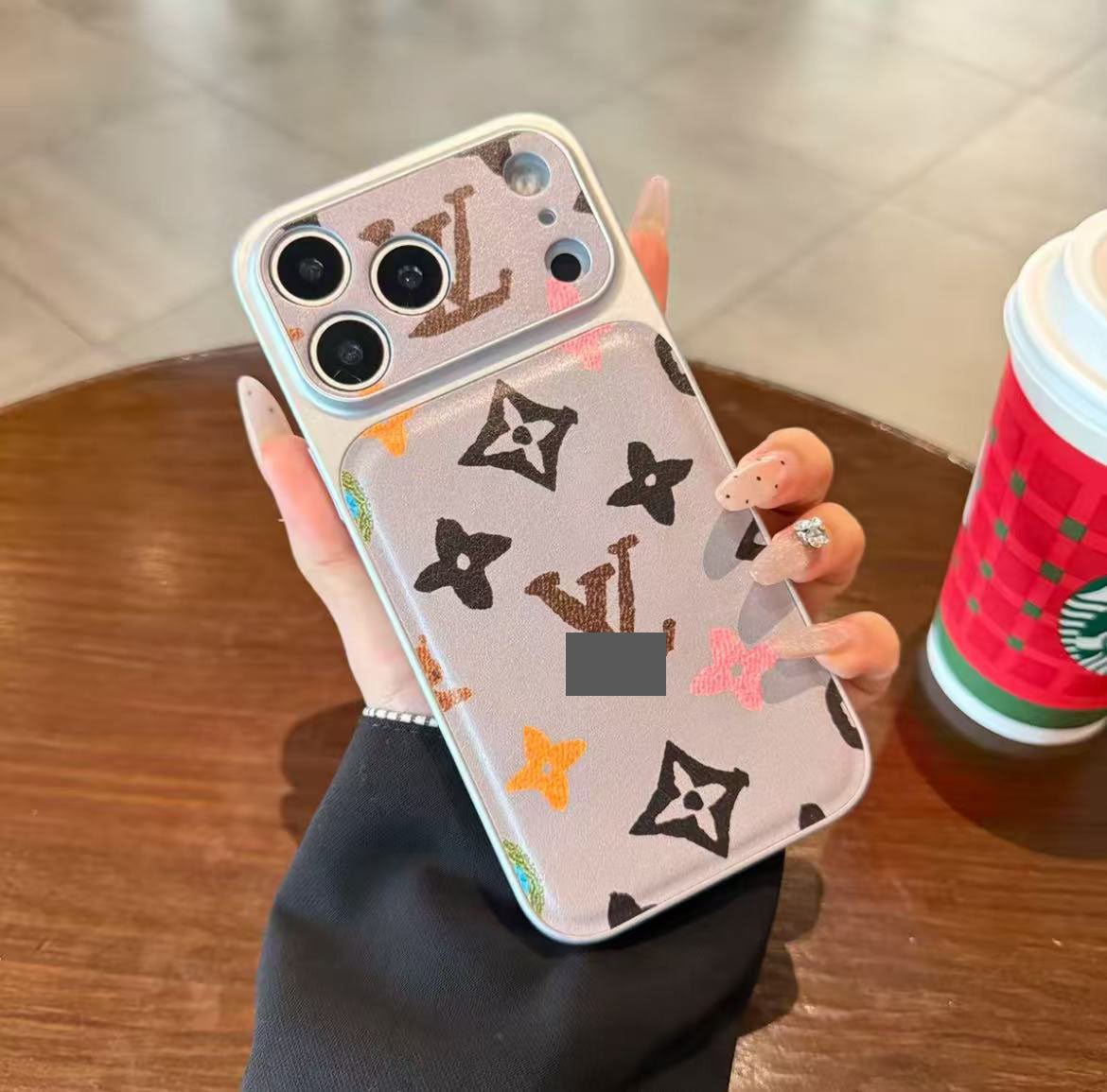 スマホケース  高級感大窓レザー製スマホケース   ダブルV  耐衝撃・防振性能に優れ、高級感あふれるスマホケースで、iPhone13~17 に対応