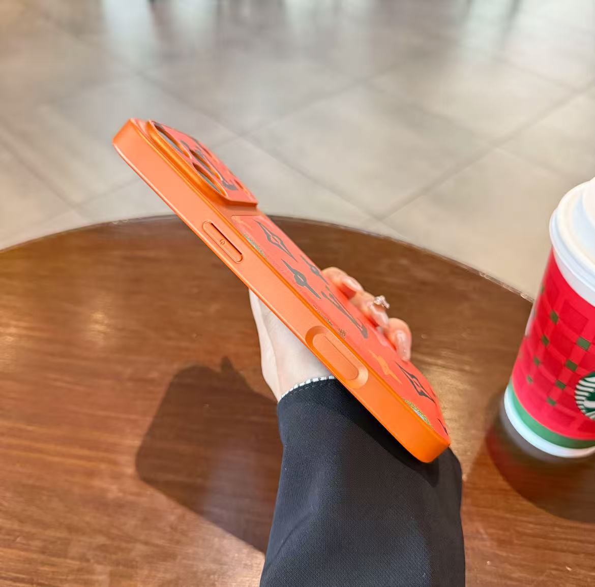 スマホケース  高級感大窓レザー製スマホケース   ダブルV  耐衝撃・防振性能に優れ、高級感あふれるスマホケースで、iPhone13~17 に対応