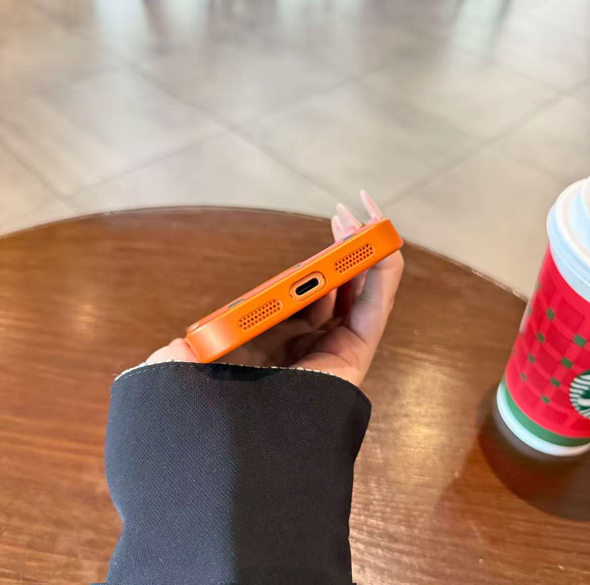 スマホケース  高級感大窓レザー製スマホケース   ダブルV  耐衝撃・防振性能に優れ、高級感あふれるスマホケースで、iPhone13~17 に対応