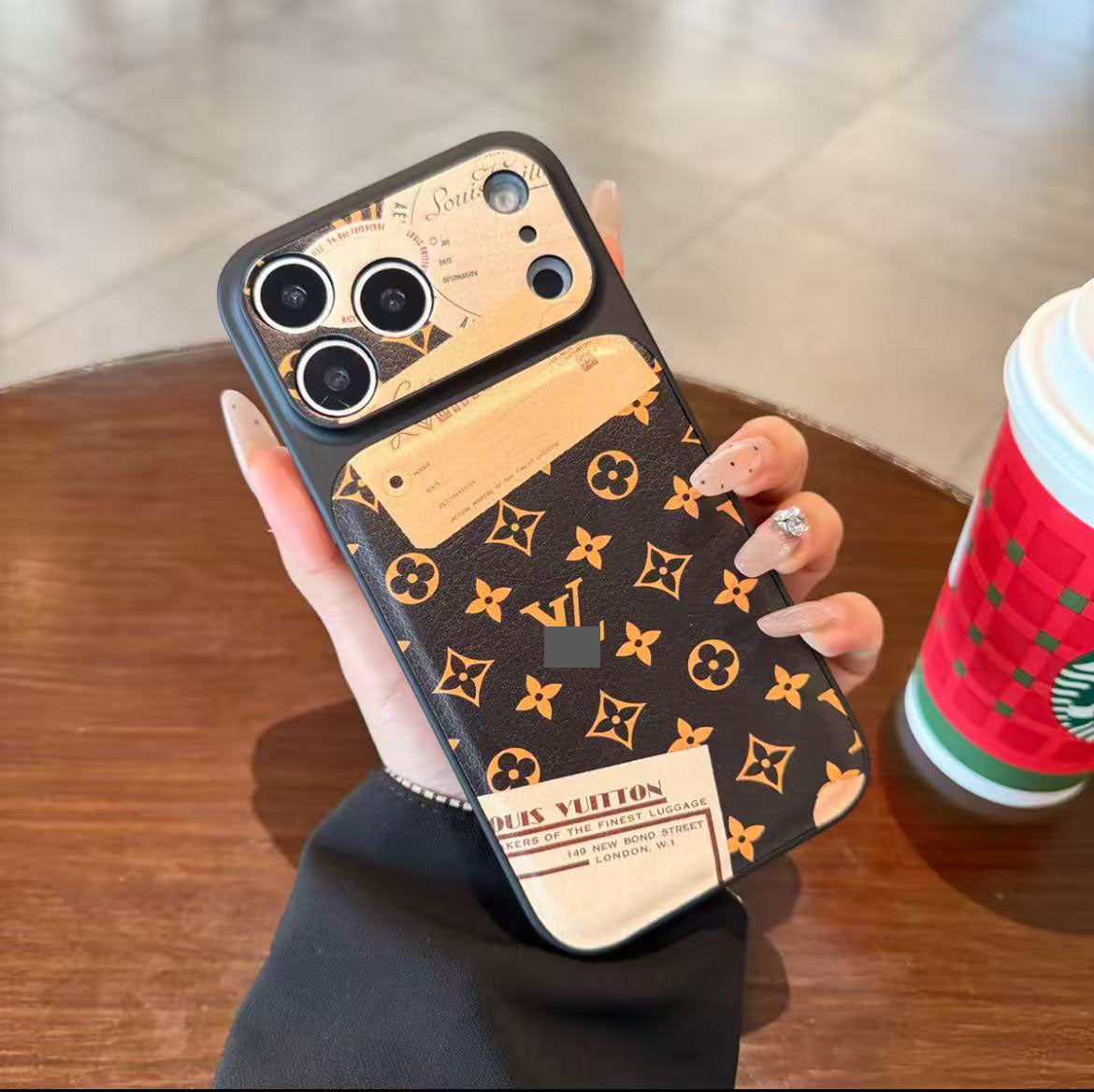 スマホケース  高級感ポスターテーマ  レザー製スマホケース   ダブルV  耐衝撃・防振性能に優れ、高級感あふれるスマホケースで、iPhone13~17 に対応