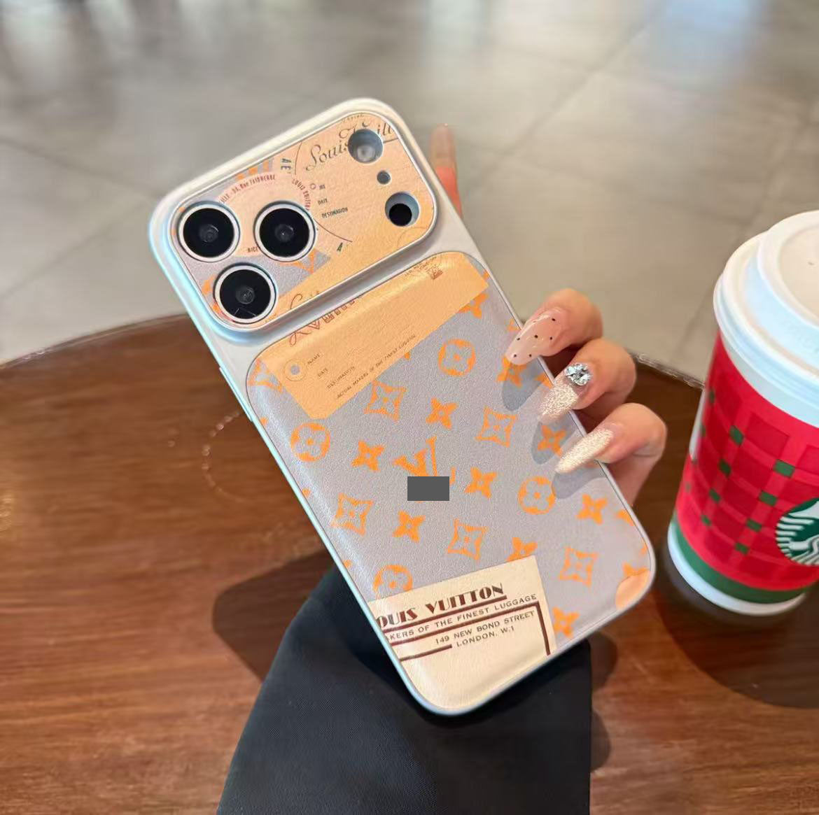 スマホケース  高級感ポスターテーマ  レザー製スマホケース   ダブルV  耐衝撃・防振性能に優れ、高級感あふれるスマホケースで、iPhone13~17 に対応