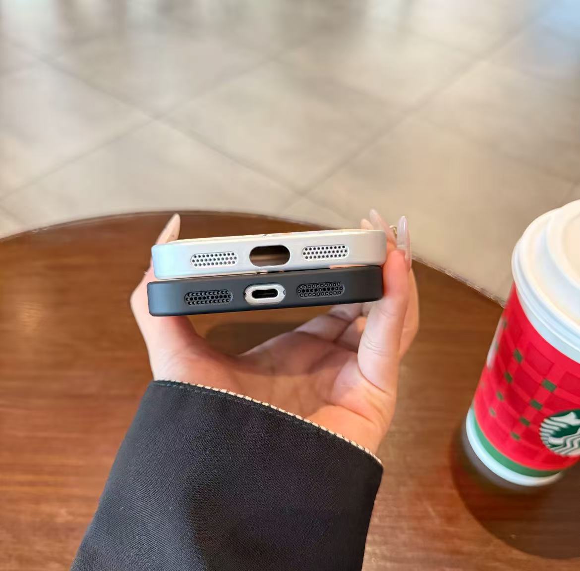 スマホケース  高級感ポスターテーマ  レザー製スマホケース   ダブルV  耐衝撃・防振性能に優れ、高級感あふれるスマホケースで、iPhone13~17 に対応