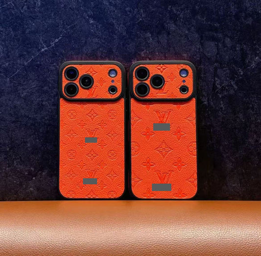 スマホケース  高級感エンボスプリントスマホケース   ダブルV  耐衝撃・防振性能に優れ、高級感あふれるスマホケースで、iPhone15~17 に対応