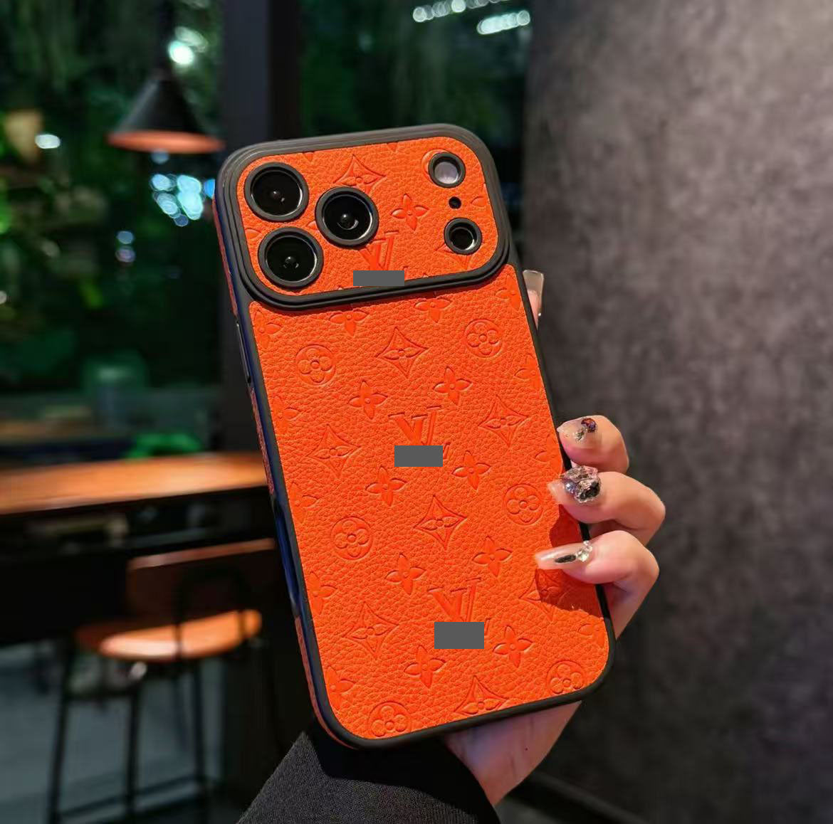 スマホケース  高級感エンボスプリントスマホケース   ダブルV  耐衝撃・防振性能に優れ、高級感あふれるスマホケースで、iPhone15~17 に対応