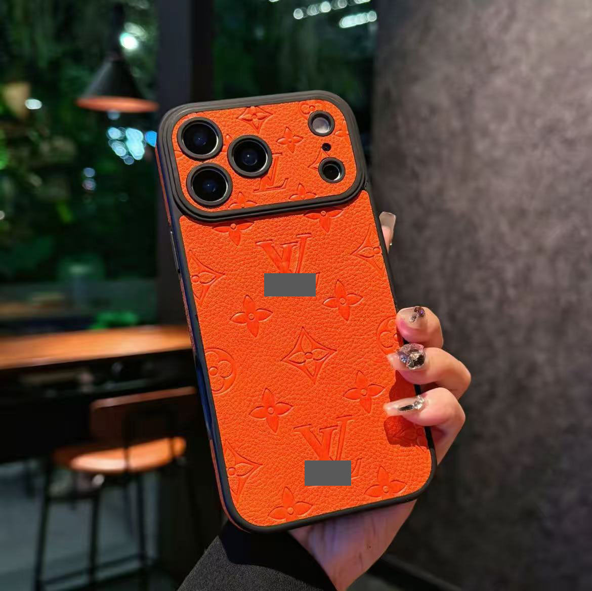 スマホケース  高級感エンボスプリントスマホケース   ダブルV  耐衝撃・防振性能に優れ、高級感あふれるスマホケースで、iPhone15~17 に対応