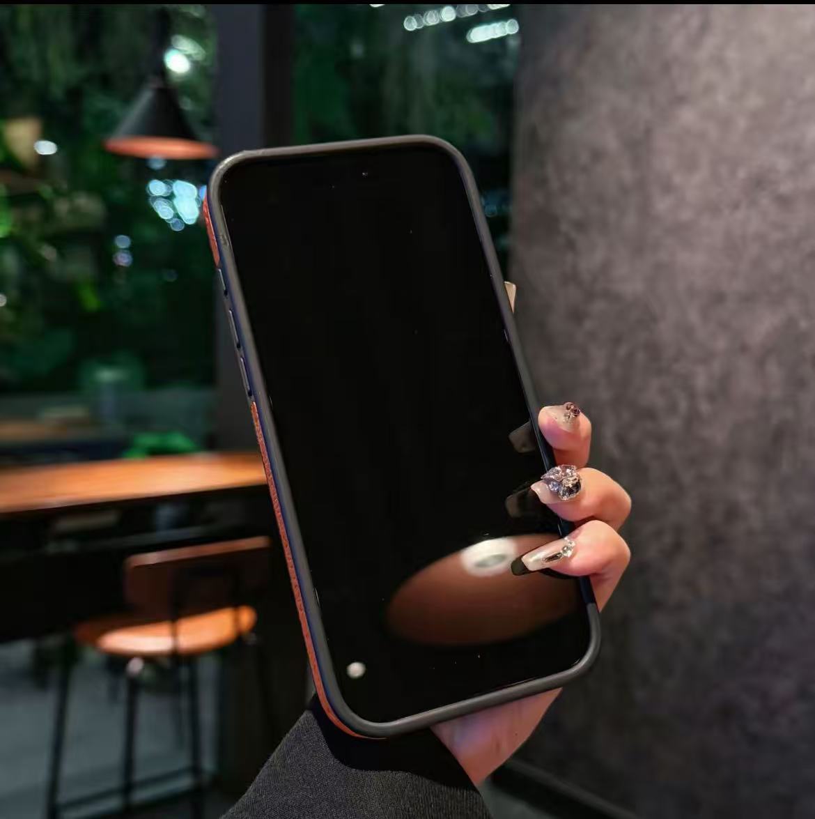 スマホケース  高級感エンボスプリントスマホケース   ダブルV  耐衝撃・防振性能に優れ、高級感あふれるスマホケースで、iPhone15~17 に対応