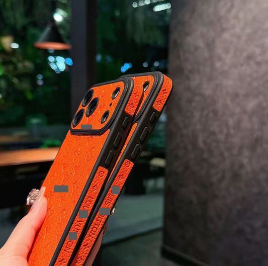 スマホケース  高級感エンボスプリントスマホケース   ダブルV  耐衝撃・防振性能に優れ、高級感あふれるスマホケースで、iPhone15~17 に対応