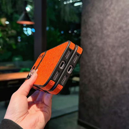 スマホケース  高級感エンボスプリントスマホケース   ダブルV  耐衝撃・防振性能に優れ、高級感あふれるスマホケースで、iPhone15~17 に対応