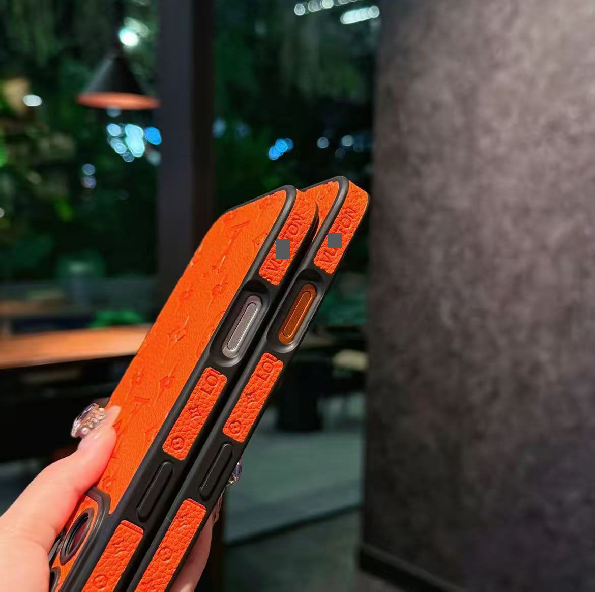 スマホケース  高級感エンボスプリントスマホケース   ダブルV  耐衝撃・防振性能に優れ、高級感あふれるスマホケースで、iPhone15~17 に対応