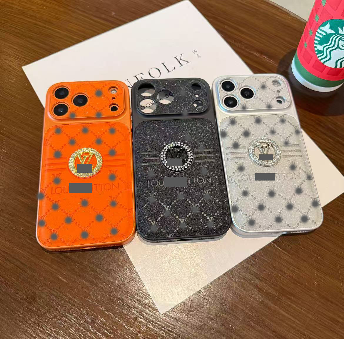 スマホケース  高級感全面ロゴ柄スマホケース   ダブルV  耐衝撃・防振性能に優れ、高級感あふれるスマホケースで、iPhone14~17 に対応