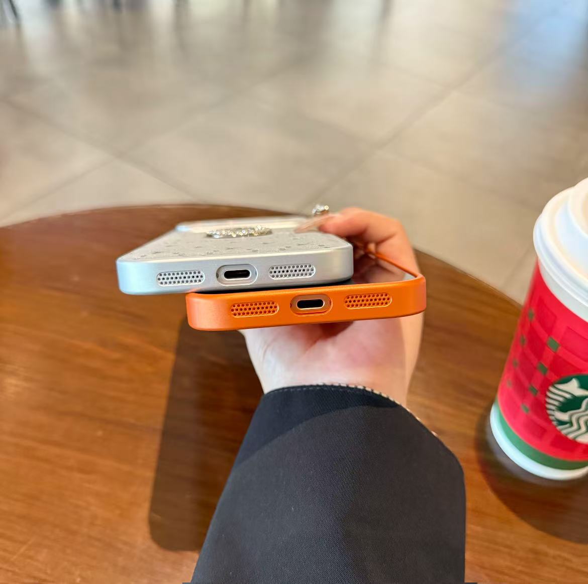 スマホケース  高級感全面ロゴ柄スマホケース   ダブルV  耐衝撃・防振性能に優れ、高級感あふれるスマホケースで、iPhone14~17 に対応