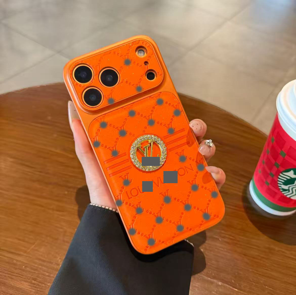 スマホケース  高級感全面ロゴ柄スマホケース   ダブルV  耐衝撃・防振性能に優れ、高級感あふれるスマホケースで、iPhone14~17 に対応