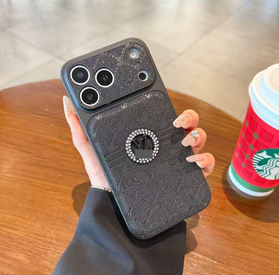 スマホケース  高級感全面ロゴ柄スマホケース   ダブルV  耐衝撃・防振性能に優れ、高級感あふれるスマホケースで、iPhone14~17 に対応