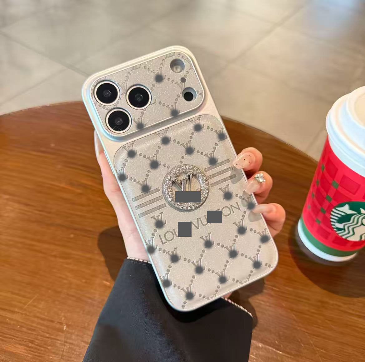 スマホケース  高級感全面ロゴ柄スマホケース   ダブルV  耐衝撃・防振性能に優れ、高級感あふれるスマホケースで、iPhone14~17 に対応