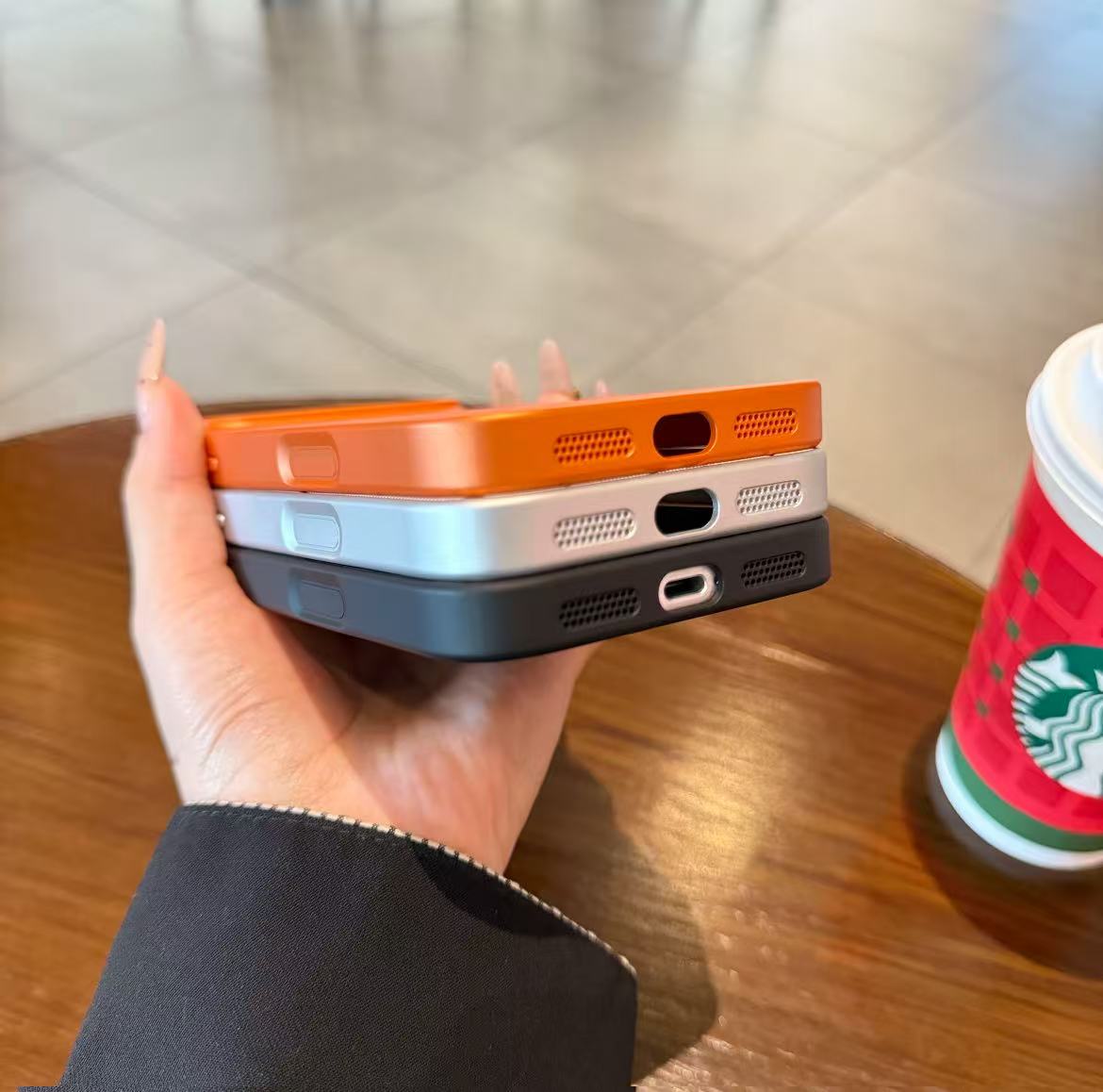 スマホケース  高級感ラミネート加工スマホケース   ダブルV  耐衝撃・防振性能に優れ、高級感あふれるスマホケースで、iPhone14~17 に対応