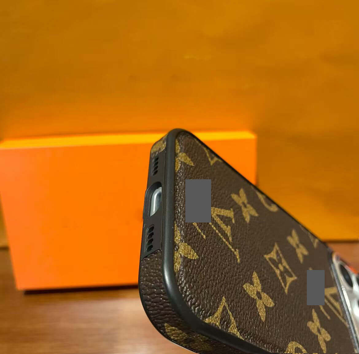 スマホケース  高級感大きな窓付きスマホケース  ダブルV  耐衝撃・防振性能に優れ、高級感あふれるスマホケースで、iPhone12~17 に対応