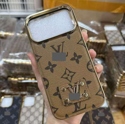 スマホケース  高級感メッキ加工ラージウィンドウスマホケース  ダブルV  耐衝撃・防振性能に優れ、高級感あふれるスマホケースで、iPhone12~17 に対応